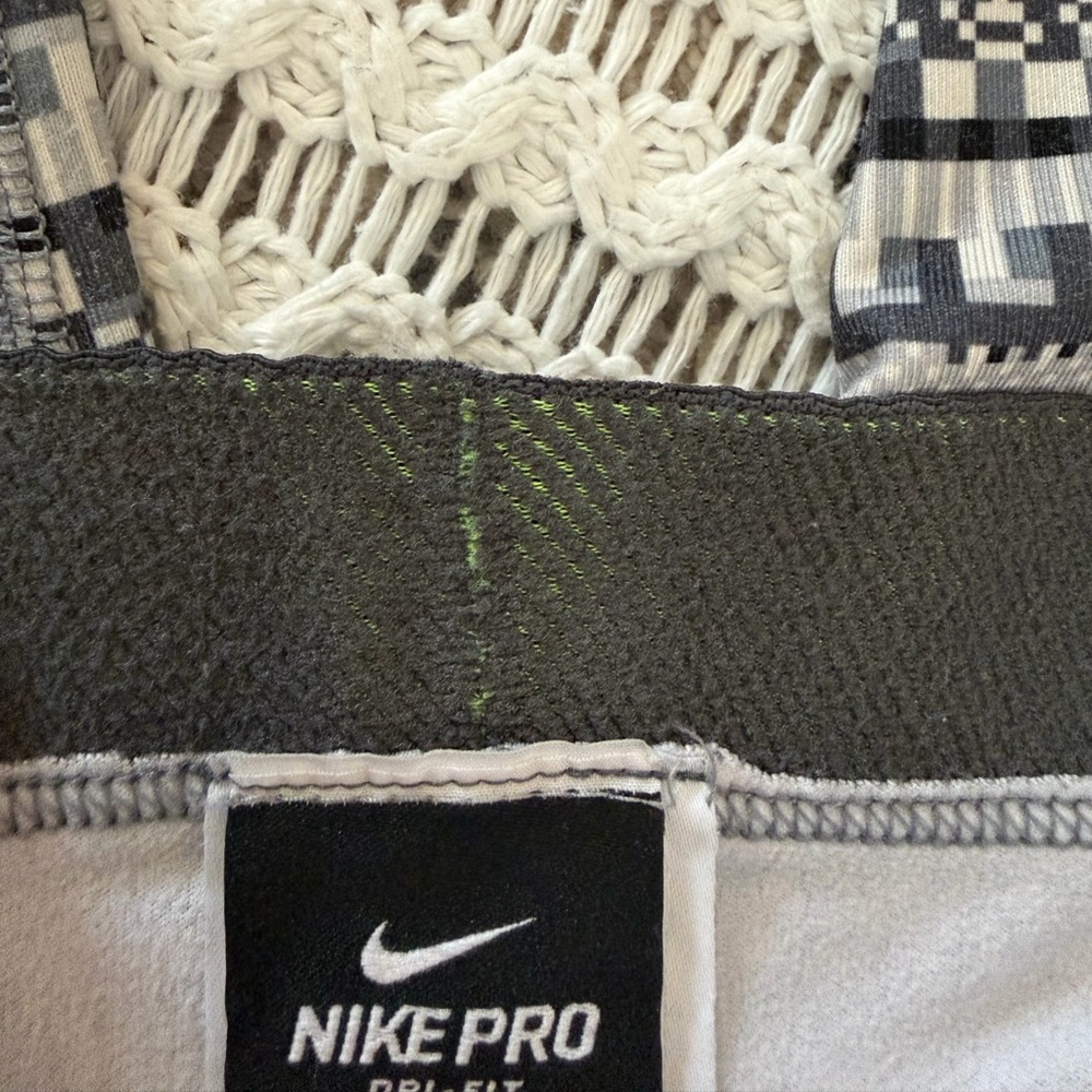 NIKE Pro Hyperwarm 8 Bit Dri-Fit Black Grey Green Full Length Leggings Size S - Picture 6 of 11